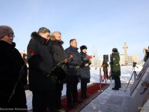 Якутяне возложили цветы к мемориальной плите «Город-герой Сталинград» на Площади Победы