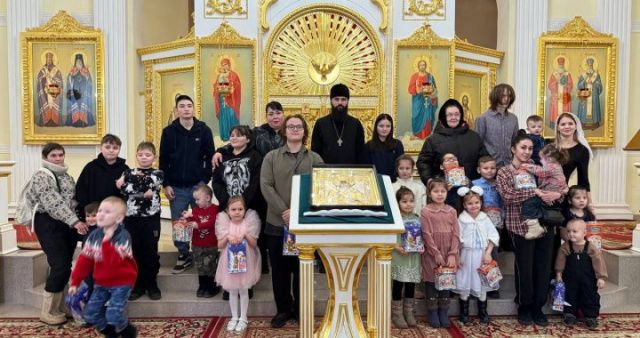 Дети из социальных учреждений и семей участников СВО посетили Архиерейские Рождественские ёлки