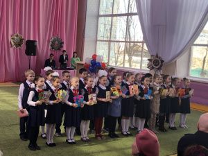 Школьники Губинского округа поздравили ветеранов ВОВ