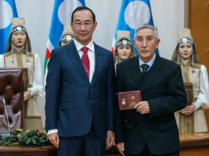 Айсен Николаев вручил якутянам государственные награды