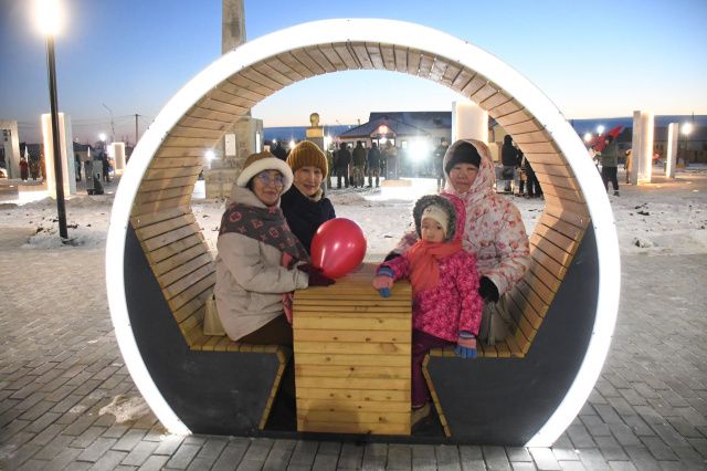 Площадь Победы открыли в с. Бердигестях