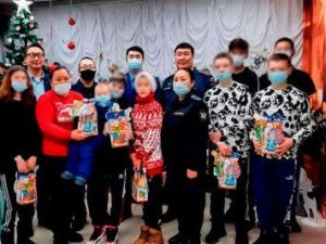 Новогодние подарки вручили сотрудники уголовно-исполнительной инспекции и исправительной колонии № 6 воспитанникам социальных учреждений 