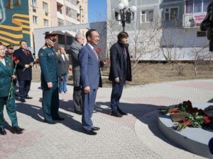 В Якутске прошло торжественное возложение цветов к памятнику «Солдат Туймаады»