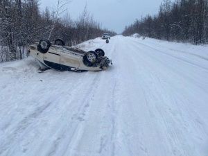 В Якутии перевернулся автомобиль на летней резине. Водитель получил травмы