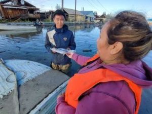 Почта России продолжает доставку в подтопленные села Верхоянского улуса