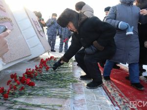 Якутяне возложили цветы к мемориальной плите «Город-герой Сталинград»