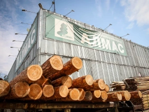 Айсен Николаев проверил работу модернизированной линии лесопромышленного комплекса «Алмас»