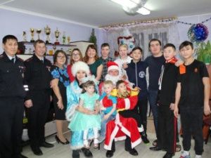 В Якутии инспекторы ГИБДД поздравили воспитанников Мохсоголлохского детского дома