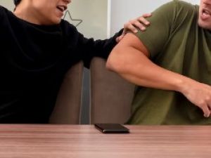 В Якутске хозяин квартиры, пытаясь выпроводить засидевшегося гостя, проломил ему череп