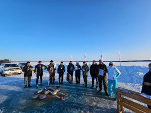 В селе Балыктах Якутии провели соревнования по керлингу среди местных жителей