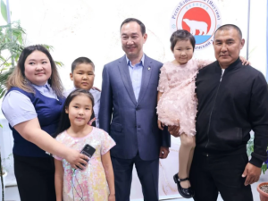 «Мечтает стать нефтяником»: Глава Якутии Айсен Николаев встретился с многодетной семьей Кемлиль