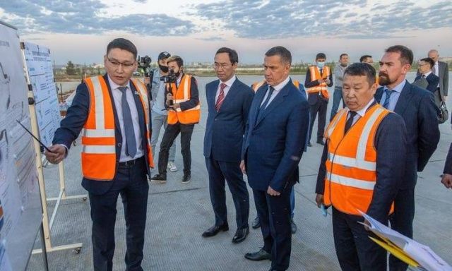 Юрий Трутнев посетил аэропорт Якутска и ознакомился с ходом работ по реконструкции взлетно-посадочной полосы