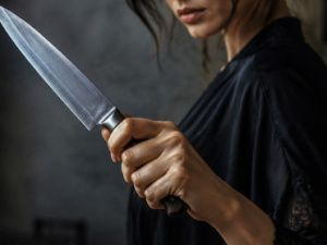 В Якутске возбуждено уголовное дело против женщины, повредившей ножом дверь соседки
