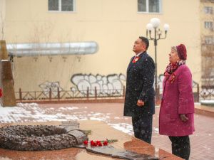 Руководство Якутской городской Думы возложило цветы к монументу «Воинам-победителям»