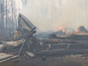 30-метровый верховой пожар перекинулся через реку и минерализованные полосы — МЧС