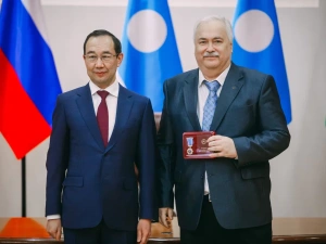 Айсен Николаев вручил государственные награды работникам науки Якутии