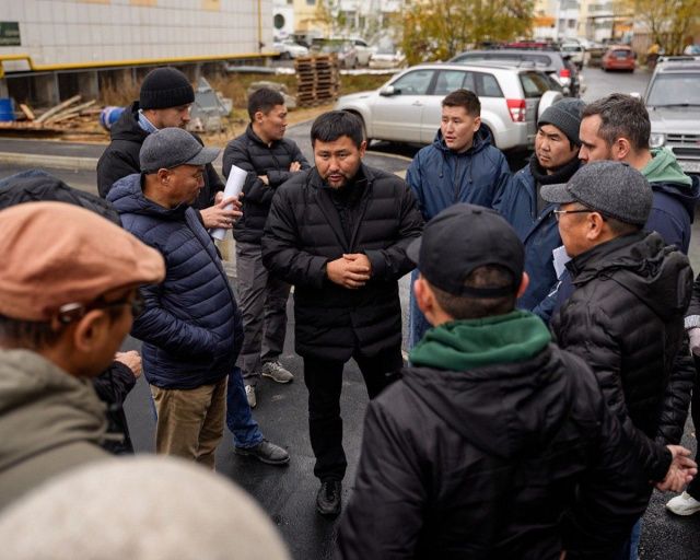 Евгений Григорьев проверил ход благоустройства дворовых территорий в Октябрьском округе