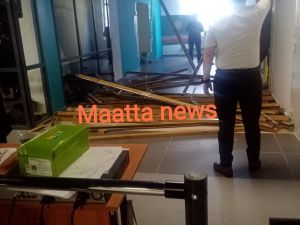 В самой большой сельской школе в Бердигестяхе рухнул потолок