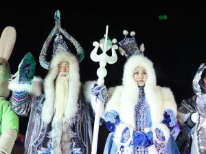 Праздничное шествие автоколонны состоялось впервые на зажжении новогодней ёлки Якутска