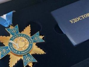 Погибшему в результате нападения собак в Якутске доценту Сардане Слепцовой посмертно вручили орден СВФУ