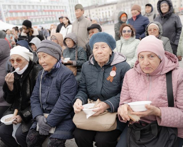 Встреча ветеранов и проводы призывников прошли на площади Орджоникидзе