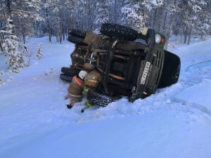 Восемь человек пострадали при столкновении грузовика и легкового автомобиля в Якутии