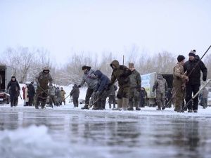 В Якутске провели субботник по заготовке льда для семей участников СВО