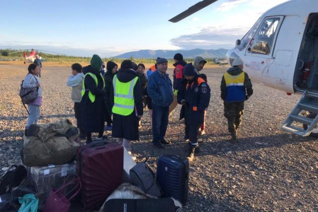 13 человек эвакуировали из затонувшей машины в Момском районе Якутии