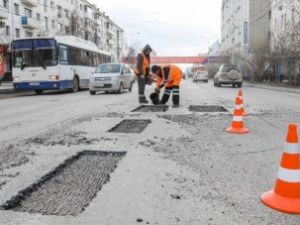Городские службы продолжают уборку и ямочный ремонт улиц столицы