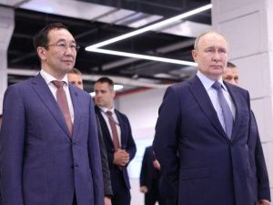 Айсен Николаев поздравил Владимира Путина с днем рождения