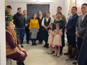 В преддверии Нового года переселенцы из аварийного жилья получили новые квартиры