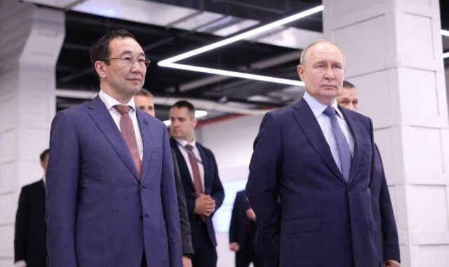 Айсен Николаев поздравил Владимира Путина с днем рождения