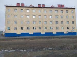 В Батагае женщина выпала из окна четвертого этажа и разбилась насмерть