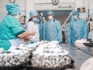 «Якутск обеспечен хлебом». Айсен Николаев посетил Якутский хлебокомбинат