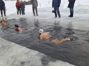 По льду и снегу: на городском пляже Якутска прошел заплыв якутских моржей
