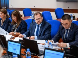 Айсен Николаев поручил кабмину республики усилить работу по реализации нацпроектов