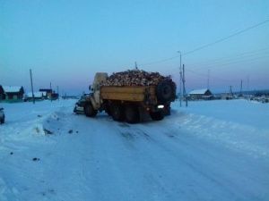 В Якутии иномарка врезалась в грузовик