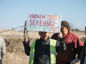 Год добрососедства: жители села Пригородный провели экологическую акцию по очистке Зеленого луга
