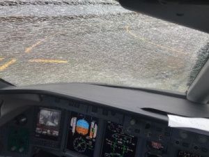 У самолета авиакомпании "Якутия" треснуло в полете стекло