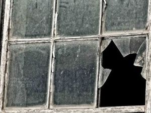 Житель Якутии убил товарища ударом ножа через оконный проем