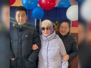 Старожил села Оргёт Верхневилюйского района пришла на выборы с дочерью и внуком