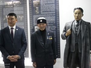 В Якутске открыли стенд и памятник Николаю Тарскому