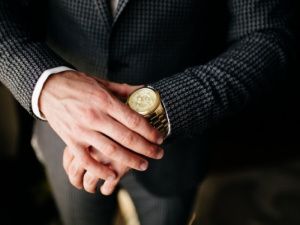 В Якутске гостья украла у знакомого золотые часы и сдала в ломбард