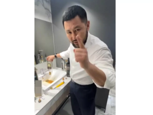 Видеофакт: Мэр Якутска вылил в раковину подаренный элитный алкоголь