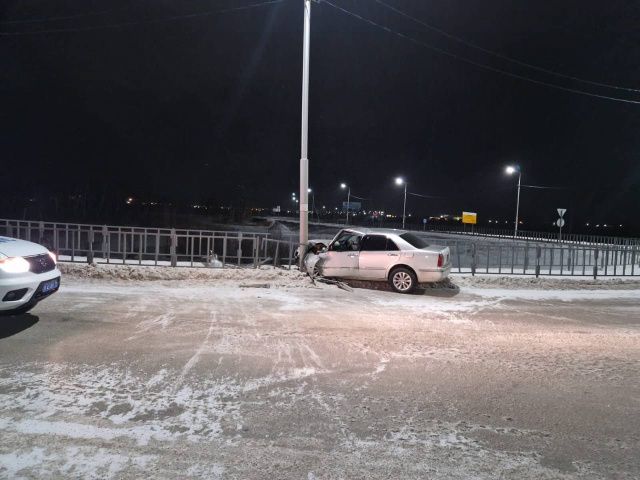 Автоледи врезалась в фонарный столб