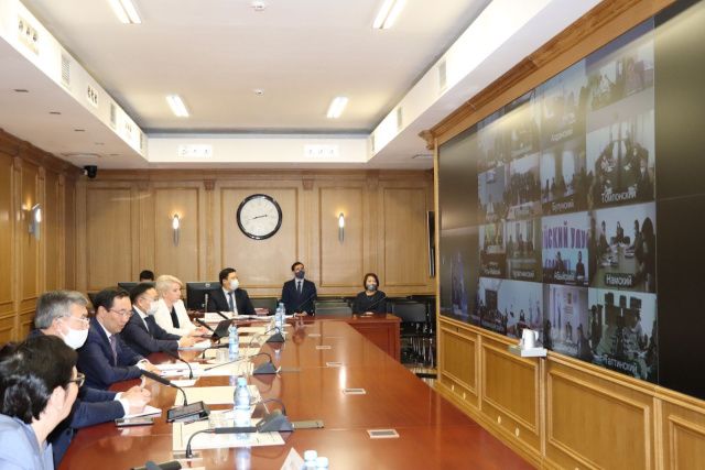 Глава Якутии рассмотрел первоочередные меры по предупреждению распространения коронавируса в районах республики