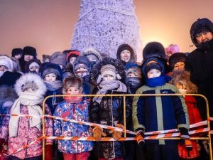В Якутске зажглась новогодняя елка. До Нового года осталось 30 дней