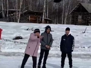 Бабушка из села в Якутии швырнула валенок дальше молодых