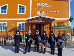 Фотофакт: в селе Намцы школьники провели акцию «Поздравляем работающих женщин»