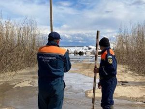 На реке Лене не ходят суда на воздушной полушке. Летает вертолёт